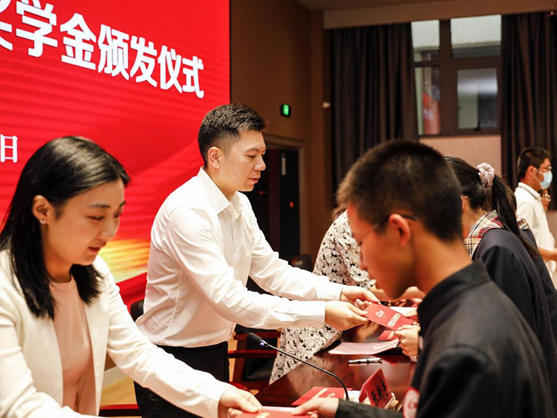 东方国际股份上市一周年丨阔步前进 筑梦新程